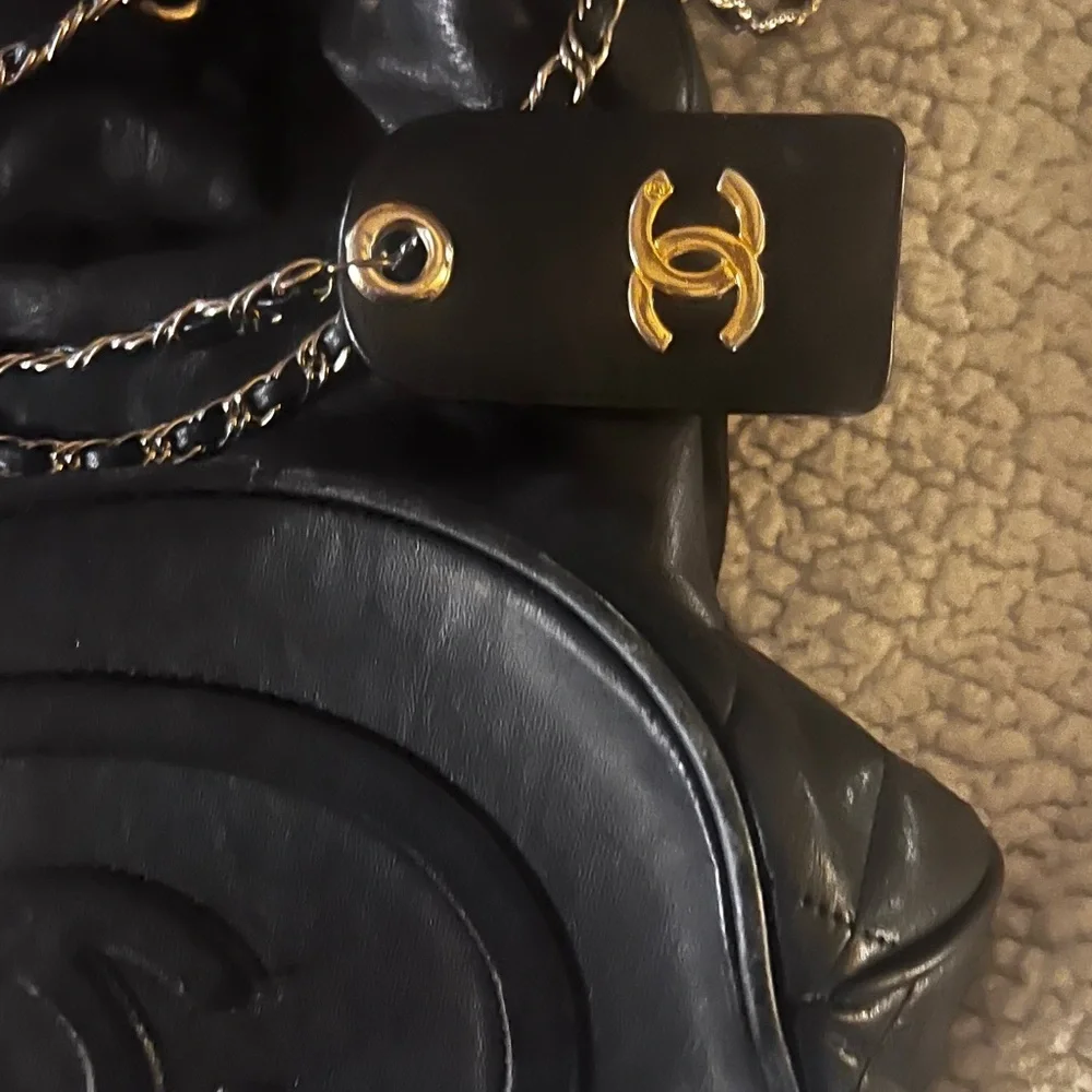 Black leather quilted bucket with double chain straps.  Exterior in GC - Picture 7 of 12